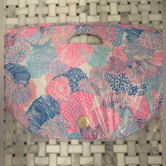 Lilly Pulitzer Stylish Pink and Blue Cooler Bag with Spacious Design - Picture 2 of 3